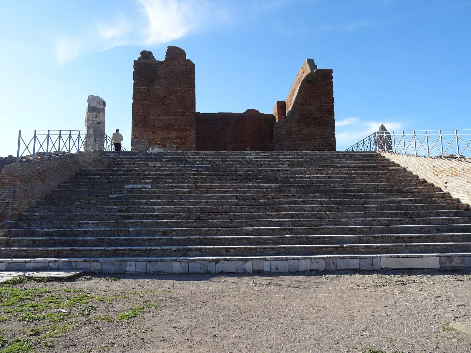 La grande scalinata del Capitolium di Ostia Antica con i resti in mattoni del tempio