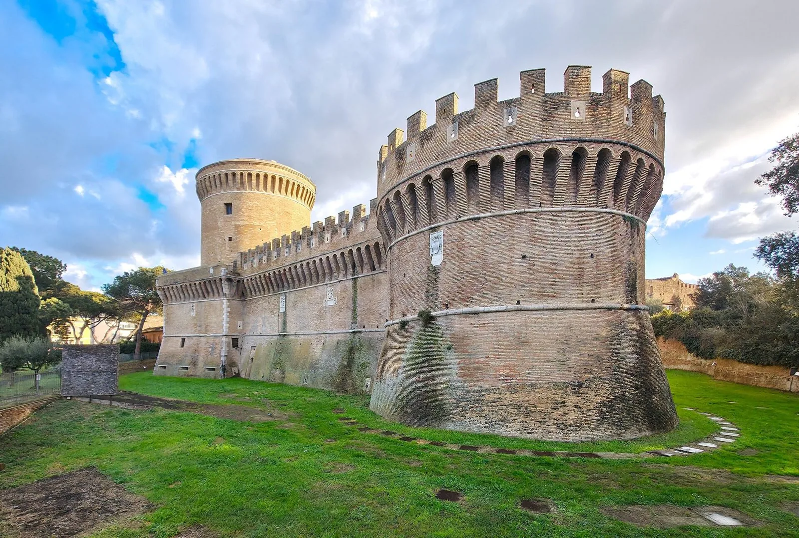 Il Castello di Giulio II a Ostia Antica con il torrione circolare merlato e il fossato erboso