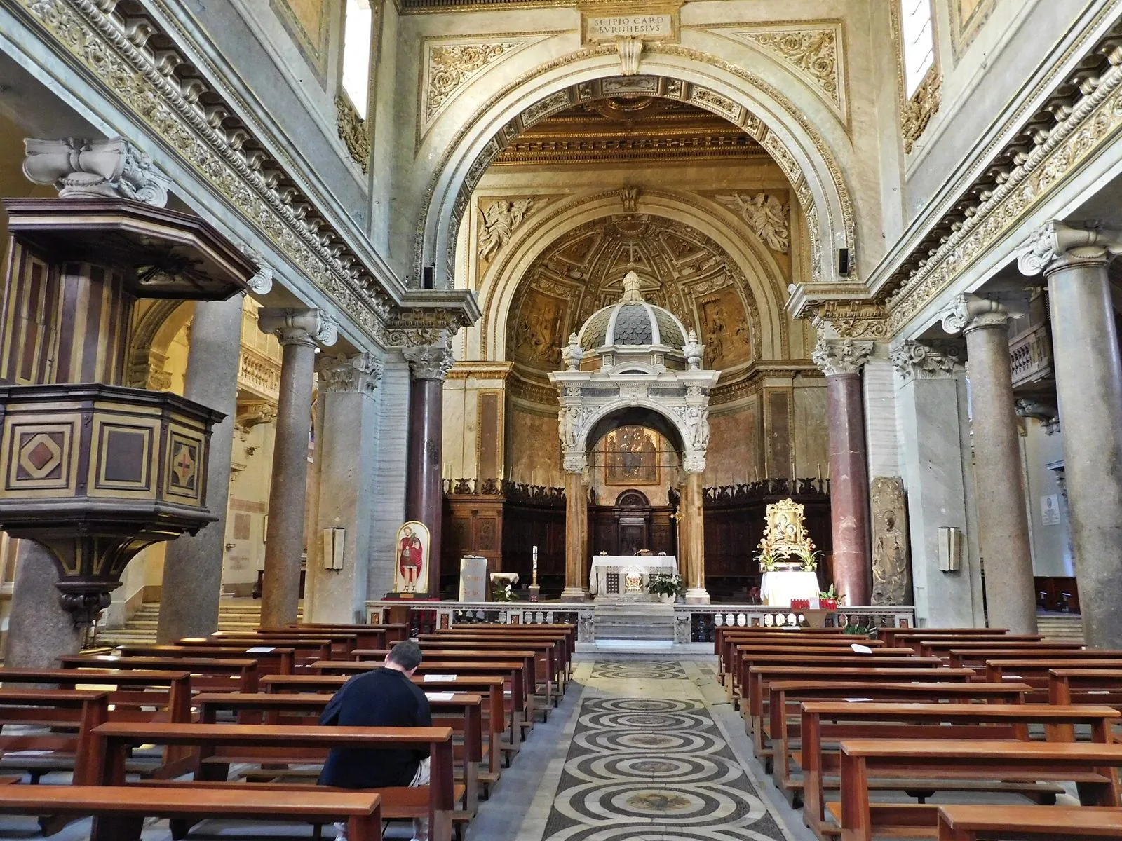 Interno della Basilica di San Crisogono a Trastevere con la navata, le colonne e il baldacchino dell'altare