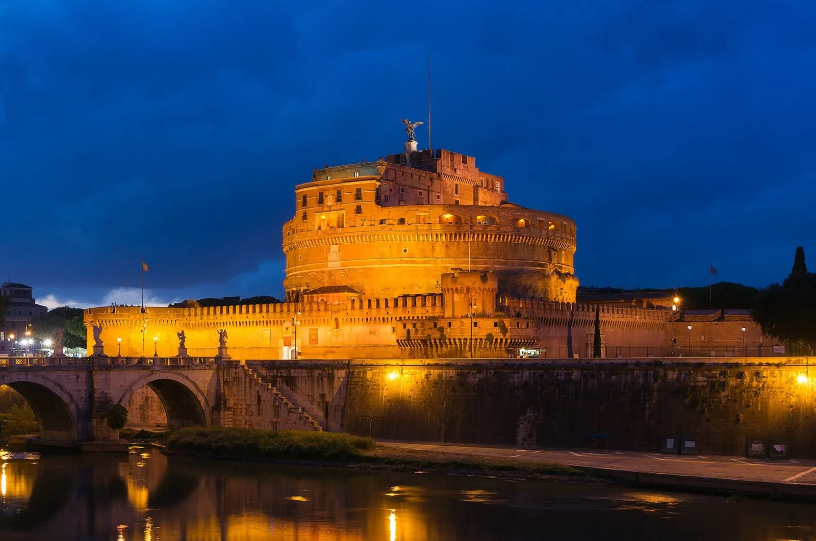 Castel Sant'Angelo illuminato all'ora blu con il Tevere in primo piano