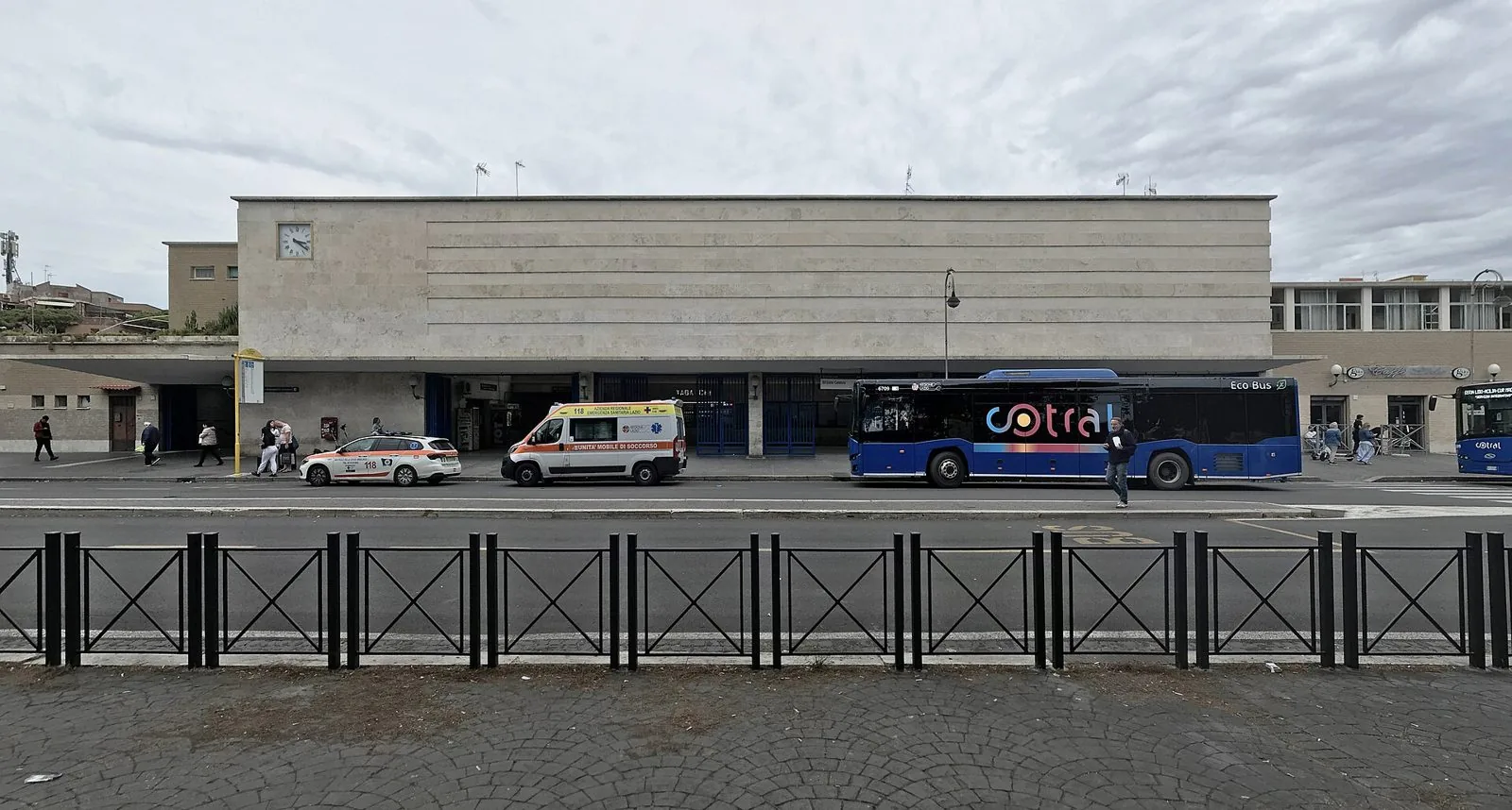 Facciata in travertino della stazione Lido Centro della Metromare a Lido di Ostia, con un pullman Cotral in sosta
